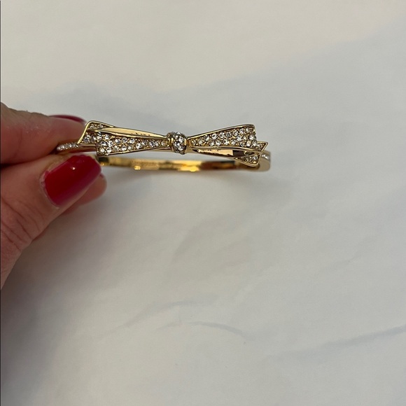 GUC Kate Spade New York Love Notes Pave Bow Gold Tone Hinged Bangle Bracelet - Picture 2 of 8